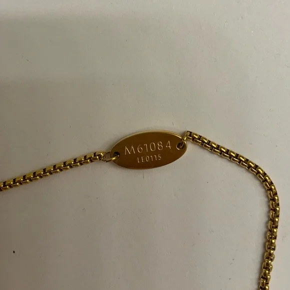 Louis Vuitton Essential V Necklace - Picture 7 of 9